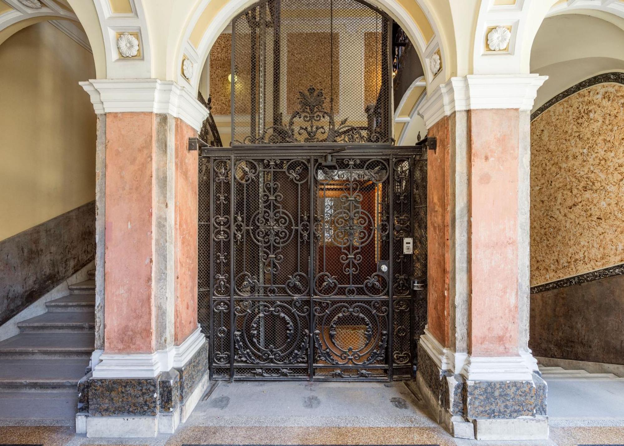 Discover Your Budapest Retreat-Walk To Parliament Exterior photo